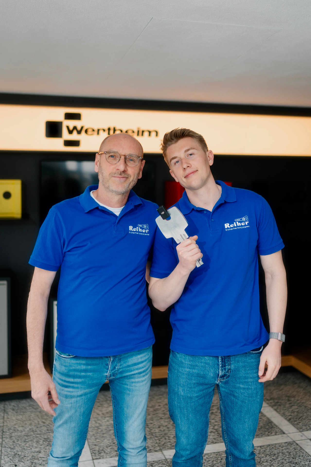 Matthias Reiher (2. Generation) übergibt an Tom Alexander Reiher (3. Generation) im Showroom Ludwigsburg